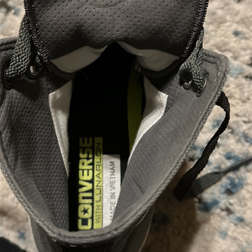 Chuck Taylor Converse High Tops Size 7 - Picture 10 of 11